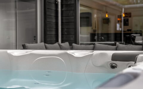 Filippine - 800M from the Sea: Bad, Loodgieterswerkinrichting, Jacuzzi, Loodgieter, Ontwerp, Badkamer, Kamerplant, Kraan, Hotel