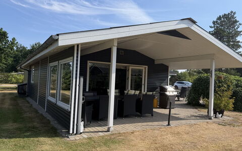 Alkmar - from the Sea: Dak, Deur, Huis, Verblijf, Veranda, Siding, Schaduw, Outdoor Structuur, Garden Gebouwen, Werf