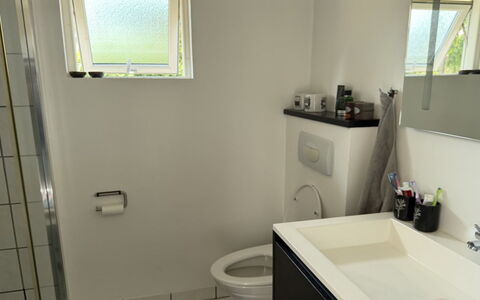 Alkmar - from the Sea: Loodgieterswerkinrichting, Flooring, Badkamer, Verdieping, Interieur Ontwerp, Loodgieter, Wastafel In De Badkamer, Kraan, Wastafel, Toilet
