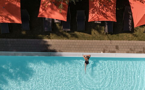 Viehhofen 1: Zwembad, Vrije Tijd, Toevlucht, Recreatie, Samengesteld Materiaal, Buitenmeubels, Vakantie, Eco Hotel, Ligstoel, Schaduw