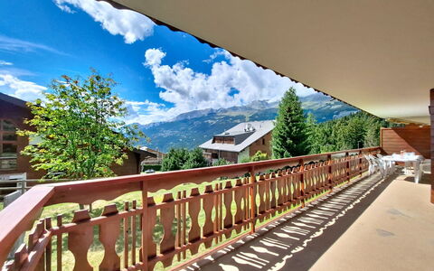 Résidence Mila N°2: Bergachtig Landvormen, Berg, Heuvel, Bergketen, Heuvel Station, Vallei, Balkon, Alpen, Ridge, Veranda