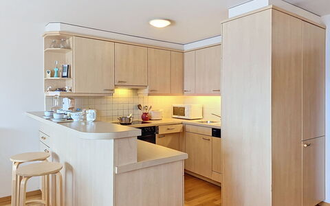 Résidence Mila N°2: Meubilair, Cabinetry, Countertop, Keuken, Hout, Toestel Van De Keuken, Interieur Ontwerp, Flooring, Verdieping, Kast