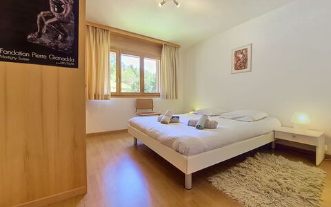 Résidence Mila N°2: Bed, Interieur Ontwerp, Meubilair, Slaapkamer, Verdieping, Laken, Flooring, Bedding, Hout, Kamer