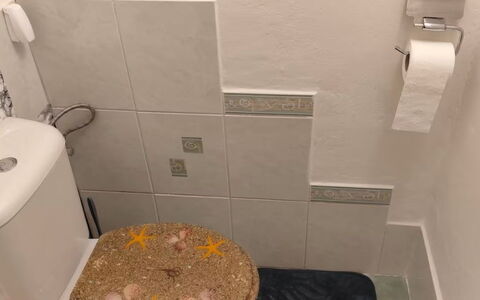Elizabeth: Wc Bril, Toilet, Loodgieterswerkinrichting, Badkamer, Verdieping, Flooring, Interieur Ontwerp, Loodgieter, Kamer, Tegel