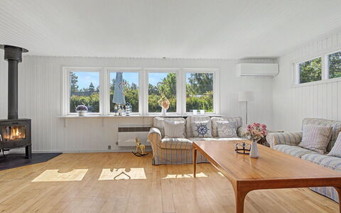 Leve - 300M from the Sea: Flooring, Interieur Ontwerp, Verdieping, Meubilair, Hout, Houten Vloer, Bankstel, Plafond, Woonkamer, Kamer