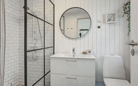 Leve - 300M from the Sea: Badkamer, Muur, Loodgieterswerkinrichting, Interieur Ontwerp, Flooring, Verdieping, Toilet, Loodgieter, Wastafel In De Badkamer, Tegel