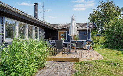 Leve - 300M from the Sea: Hout, Huis, Struik, Dak, Verblijf, Huis, Land Lot, Veranda, Groundcover, Schaduw