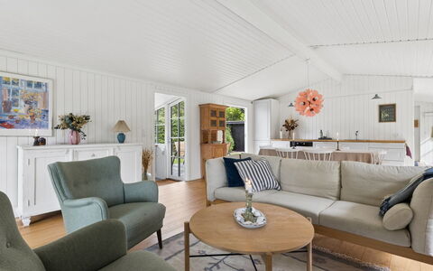 Brynja - 2.5Km from the Sea: Meubilair, Interieur Ontwerp, Bankstel, Flooring, Hout, Woonkamer, Plafond, Verdieping, Tafel, Huis