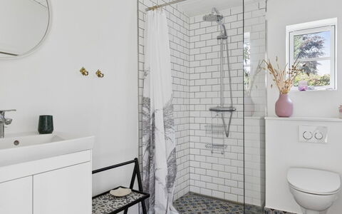 Brynja - 2.5Km from the Sea: Badkamer, Flooring, Loodgieterswerkinrichting, Interieur Ontwerp, Verdieping, Toilet, Tegel, Loodgieter, Wc Bril, Kamer