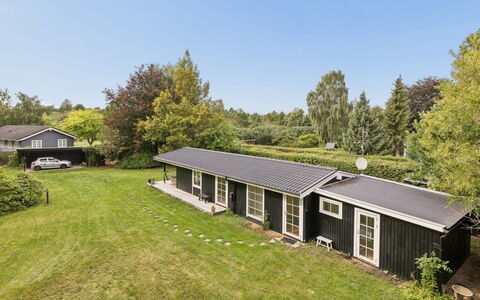 Brynja - 2.5Km from the Sea: Gras, Huis, Huis, Dak, Verblijf, Tuin, Groundcover, Gazon, Landgoed, Werf