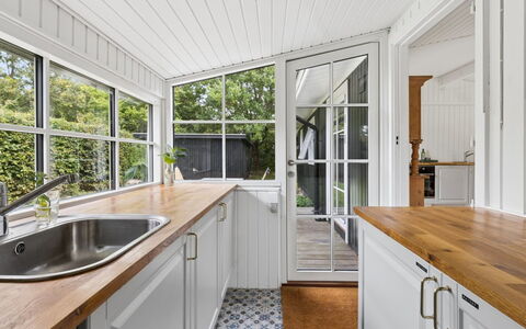 Brynja - 2.5Km from the Sea: Hout, Flooring, Interieur Ontwerp, Keuken, Huis, Countertop, Cabinetry, Toestel Van De Keuken, Beits, Plafond