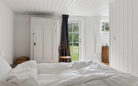 Brynja - 2.5Km from the Sea: Slaapkamer, Hout, Interieur Ontwerp, Flooring, Meubilair, Plafond, Verdieping, Bed, Laken, Bedding
