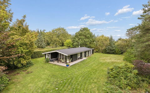 Brynja - 2.5Km from the Sea: Gras, Struik, Huis, Land Lot, Verblijf, Groundcover, Landgoed, Boerderij, Tuin, Gazon