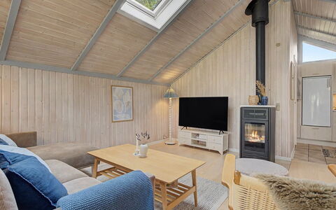 Aleksis - 900M from the Sea: Hout, Plafond, Interieur Ontwerp, Flooring, Kamer, Verdieping, Huis, Meubilair, Hardwood, Woonkamer