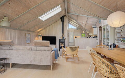 Aleksis - 900M from the Sea: Hout, Interieur Ontwerp, Plafond, Flooring, Meubilair, Verdieping, Huis, Woonkamer, Houten Vloer, Kamer