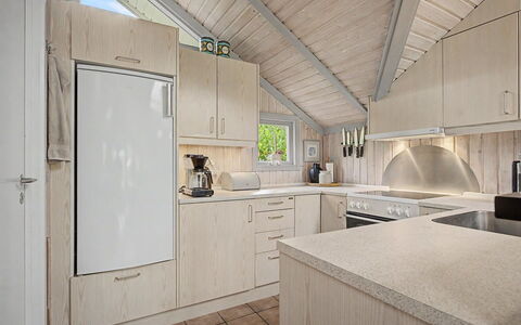 Aleksis - 900M from the Sea: Flooring, Keuken, Interieur Ontwerp, Countertop, Plafond, Verdieping, Meubilair, Cabinetry, Huis, Lichte Inrichting