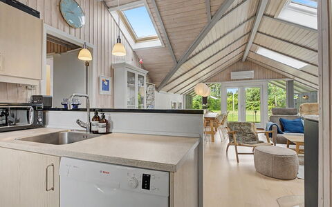 Aleksis - 900M from the Sea: Hout, Flooring, Interieur Ontwerp, Plafond, Meubilair, Verdieping, Keuken, Kamer, Huis, Countertop