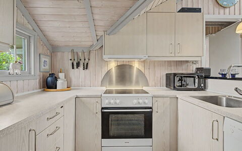 Aleksis - 900M from the Sea: Keuken, Hout, Plafond, Countertop, Flooring, Interieur Ontwerp, Huis, Toestel Van De Keuken, Verdieping, Major Appliance
