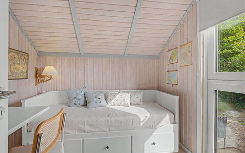 Aleksis - 900M from the Sea: Meubilair, Interieur Ontwerp, Slaapkamer, Bed, Verdieping, Flooring, Hout, Plafond, Kamer, Verlichting