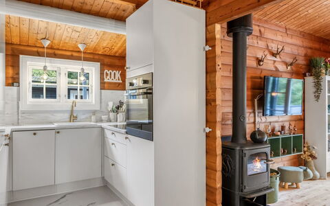Marjanna - 500M to the Fjord: Hout, Keuken, Flooring, Interieur Ontwerp, Major Appliance, Huis, Toestel Van De Keuken, Countertop, Plafond, Verdieping
