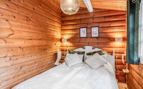 Marjanna - 500M to the Fjord: Hout, Slaapkamer, Huis, Bed, Meubilair, Interieur Ontwerp, Verlichting, Plafond, Laken, Beits