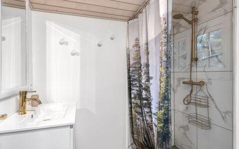 Marjanna - 500M to the Fjord: Interieur Ontwerp, Flooring, Badkamer, Loodgieterswerkinrichting, Verdieping, Plafond, Loodgieter, Kamer, Douchegordijn, Toilet