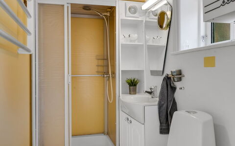 Safir - 1.7Km from the Sea: Loodgieterswerkinrichting, Flooring, Interieur Ontwerp, Verdieping, Badkamer, Loodgieter, Kamer, Kraan, Wastafel, Toilet