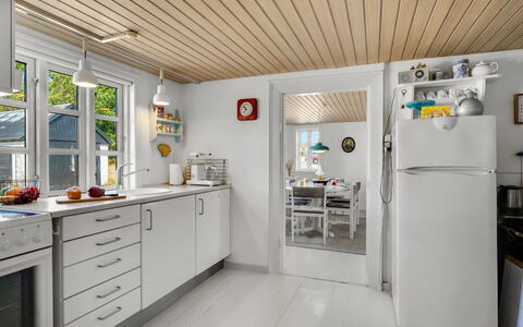 Safir - 1.7Km from the Sea: Keuken, Toestel Van De Keuken, Interieur Ontwerp, Major Appliance, Hout, Countertop, Flooring, Huishoudapparatuur, Plafond, Cabinetry