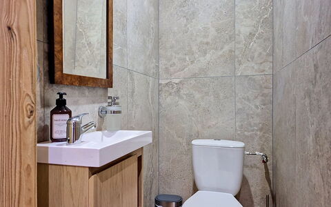 Ozer: Wc Bril, Badkamer, Loodgieterswerkinrichting, Muur, Toilet, Flooring, Wastafel, Interieur Ontwerp, Verdieping, Loodgieter