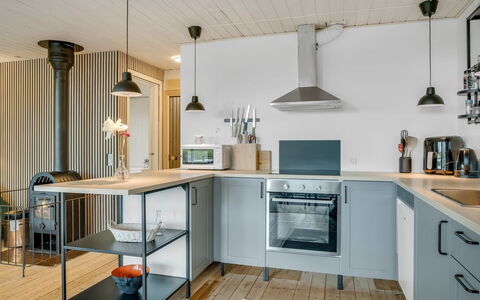 Inola - 400M to the Fjord: Keuken, Meubilair, Interieur Ontwerp, Countertop, Toestel Van De Keuken, Flooring, Hout, Plafond, Cabinetry, Lichte Inrichting