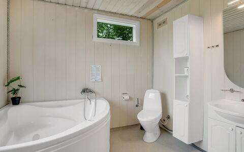 Inola - 400M to the Fjord: Loodgieterswerkinrichting, Flooring, Hout, Verdieping, Interieur Ontwerp, Plafond, Badkamer, Loodgieter, Kraan, Toilet