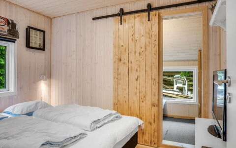 Inola - 400M to the Fjord: Slaapkamer, Hout, Bed, Interieur Ontwerp, Flooring, Plafond, Verdieping, Laken, Bedding, Kamer