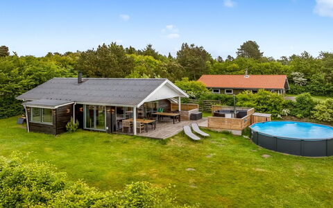 Inola - 400M to the Fjord: Huis, Dak, Huis, Deur, Verblijf, Schaduw, Tuin, Groundcover, Veranda, Werf