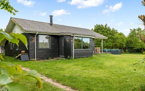 Inola - 400M to the Fjord: Huis, Dak, Huis, Deur, Verblijf, Schaduw, Tuin, Groundcover, Veranda, Werf