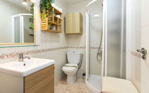 Gondolas Tropical: Wc Bril, Badkamer, Loodgieterswerkinrichting, Wastafel In De Badkamer, Toilet, Wastafel, Flooring, Interieur Ontwerp, Verdieping, Kraan