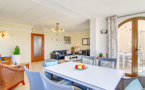 Schöne: Meubilair, Flooring, Interieur Ontwerp, Stoel, Keuken En Eettafel, Verdieping, Tafel, Plafond, Eetkamer, Verlichting