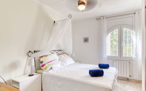 Girasol: Meubilair, Bed, Interieur Ontwerp, Slaapkamer, Verdieping, Flooring, Muur, Hout, Bedding, Plafond