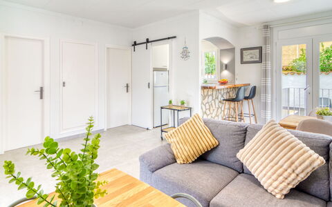 Antonia: Meubilair, Interieur Ontwerp, Bankstel, Flooring, Muur, Verdieping, Hout, Woonkamer, Plafond, Kamer