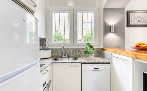 Antonia: Toestel Van De Keuken, Keuken, Countertop, Major Appliance, Huishoudapparatuur, Cabinetry, Interieur Ontwerp, Meubilair, Koelkast, Huis