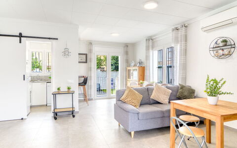 Antonia: Flooring, Meubilair, Interieur Ontwerp, Bankstel, Verdieping, Woonkamer, Kamer, Huis, Tafel, Plafond
