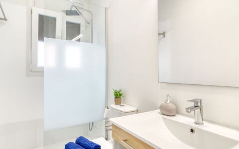 Antonia: Interieur Ontwerp, Flooring, Loodgieterswerkinrichting, Verdieping, Badkamer, Kraan, Huis, Kamer, Loodgieter, Spiegel