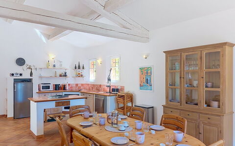 Lou Parpaiou: Meubilair, Interieur Ontwerp, Flooring, Hout, Plafond, Stoel, Verdieping, Cabinetry, Keuken, Tafel