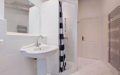 Lou Parpaiou: Flooring, Verdieping, Muur, Interieur Ontwerp, Loodgieterswerkinrichting, Badkamer, Plafond, Loodgieter, Tegel, Kamer