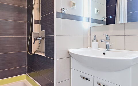 Bliss: Badkamer, Loodgieterswerkinrichting, Interieur Ontwerp, Flooring, Wastafel In De Badkamer, Verdieping, Wastafel, Kraan, Loodgieter, Spiegel