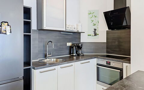 Bliss: Toestel Van De Keuken, Keuken, Countertop, Cabinetry, Major Appliance, Meubilair, Interieur Ontwerp, Huishoudapparatuur, Flooring, Hout