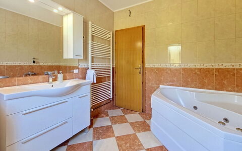 Ivana: Flooring, Verdieping, Interieur Ontwerp, Loodgieterswerkinrichting, Plafond, Kamer, Loodgieter, Tegel, Kraan, Badkamer