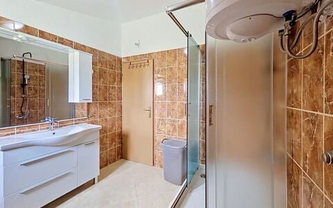 Ivana: Flooring, Loodgieterswerkinrichting, Interieur Ontwerp, Verdieping, Badkamer, Wastafel In De Badkamer, Wastafel, Plafond, Kraan, Spiegel