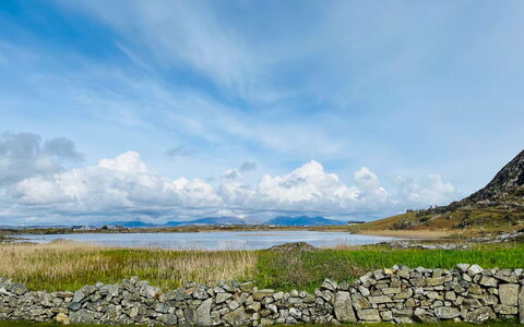 Ballyconneely Hc No.5: Blauw, Water, Zwemwater, Groen, Natuurlijk Landschap, Wolk, Horizon, Ecoregio,  Felsen\, Grasland