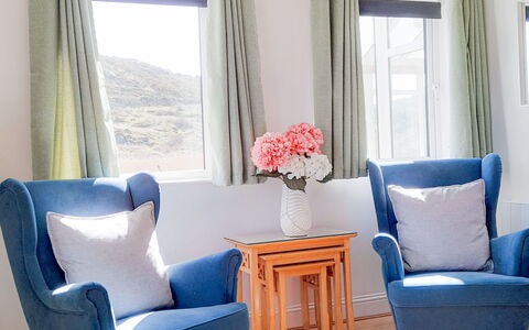 Ballyconneely Hc No.5: Meubilair, Blauw, Interieur Ontwerp, Textiel, Kamer, Verdieping, Verlichting, Huis, Flooring, Woonkamer
