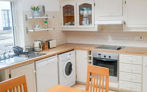 Ballyconneely Hc No.5: Keuken, Toestel Van De Keuken, Countertop, Cabinetry, Meubilair, Major Appliance, Interieur Ontwerp, Flooring, Hout, Verdieping